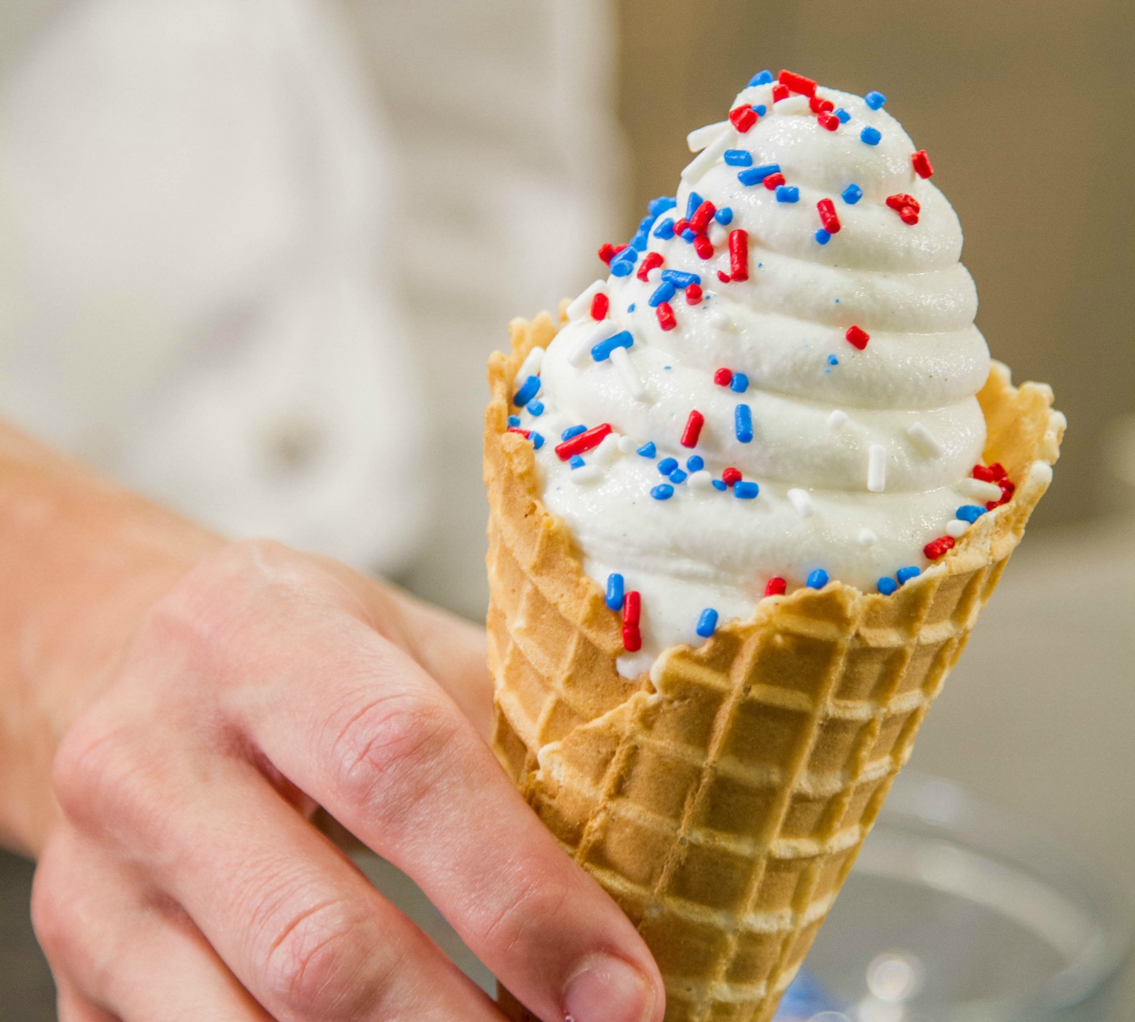 Ice cream scooper uses heat technology to soften ice cream