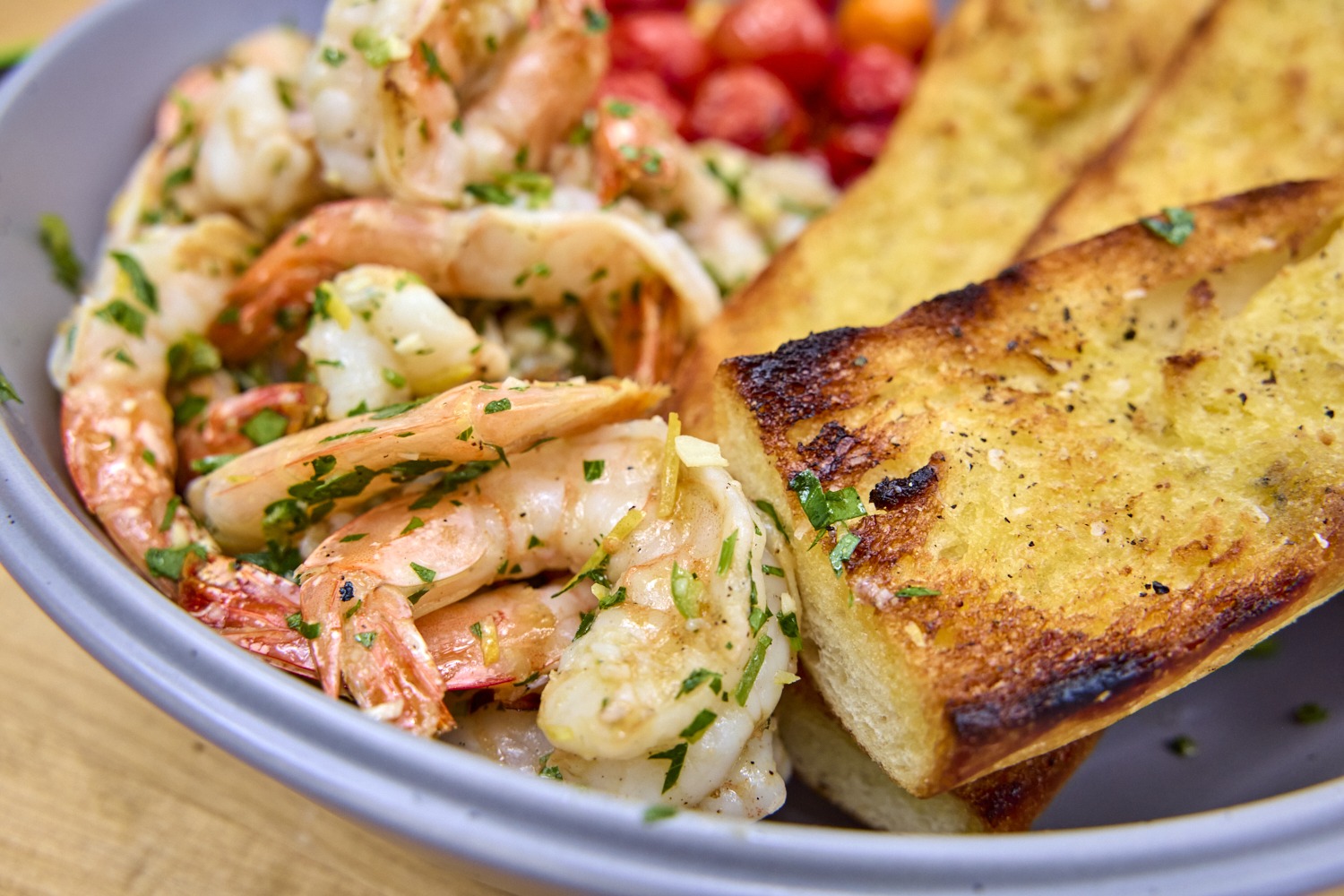 Grilled shrimp with toasted bread