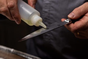 Oiling a knife blade