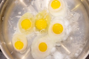 clean, neatly defined eggs poaching