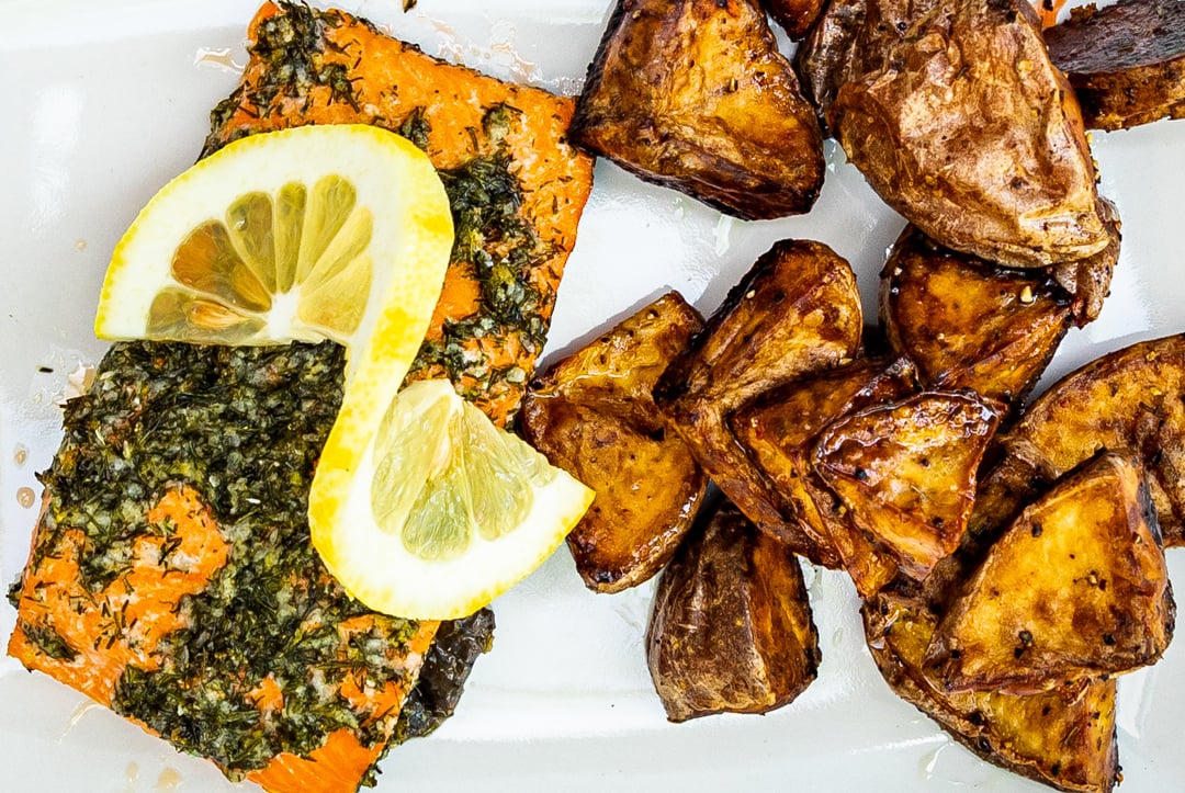 Grilled salmon with potatoes and lemon