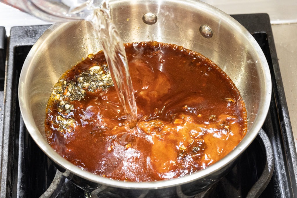 Making sauce for buldak