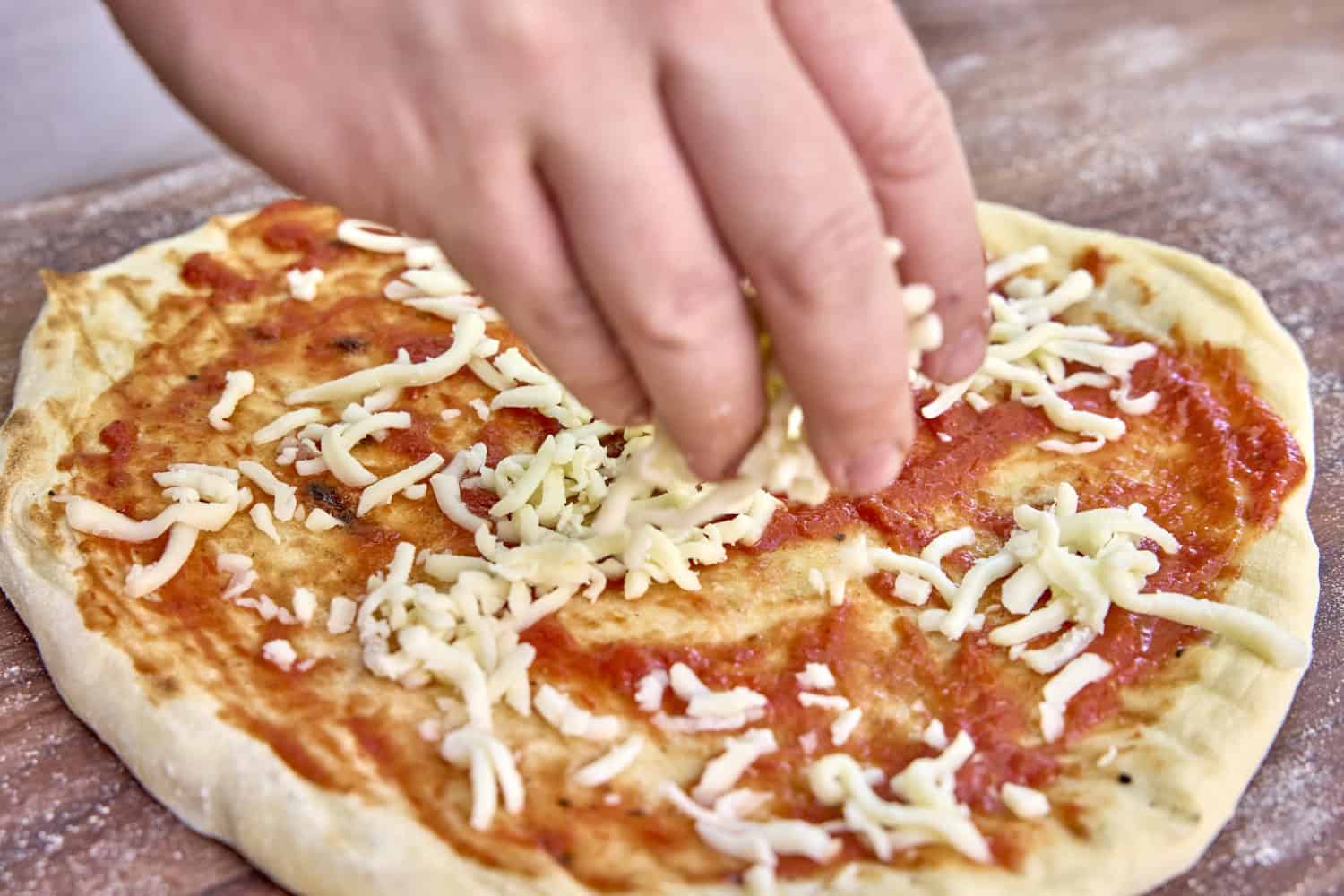 topping the grilled pizza crust